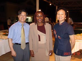 中國駐布隆迪大使曾憲柒與布隆迪赴華留學生、培訓生共敘友誼(4.17)1