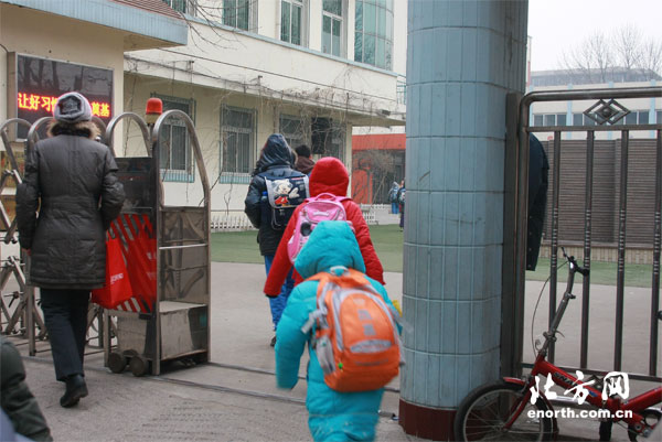 直擊:天津開學第一天 家長比孩子還忙(圖)5