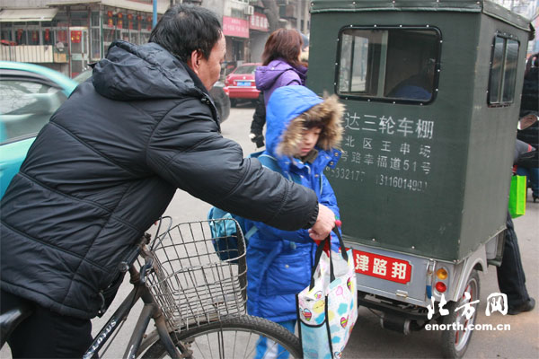 直擊:天津開學第一天 家長比孩子還忙(圖)3
