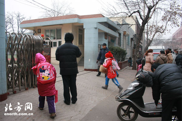 直擊:天津開學第一天 家長比孩子還忙(圖)1