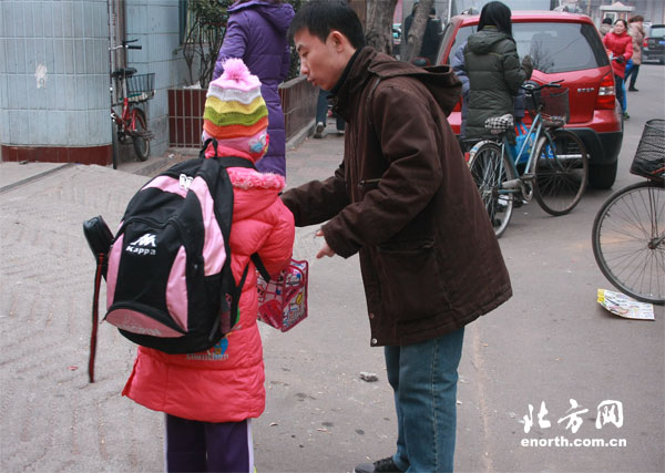 直擊:天津開學第一天 家長比孩子還忙(圖)2
