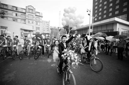 研究生畢業辦校園婚禮 單車娶親眾人支持1