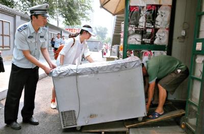 56名清華學子觀摩城管執法 體驗城管一線生活-中國教育1