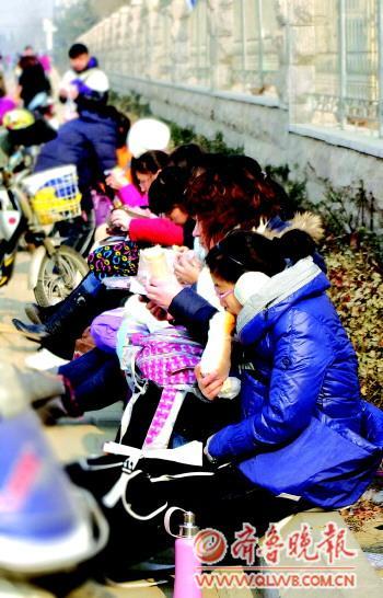 考研點周邊飯店太少 考生無奈路邊啃面包1