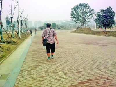 研究生“短褲哥”網絡躥紅 成績好游戲玩得牛2