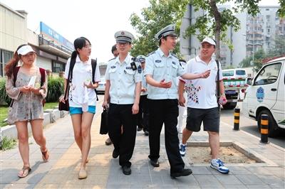 56名清華學子觀摩城管執法 體驗城管一線生活-中國教育2