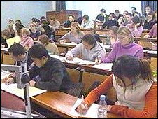 英媒2012:大學生“負擔半數大學經費”1