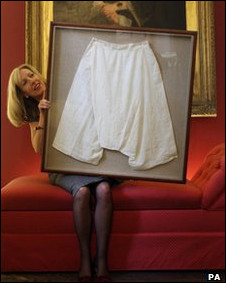 2012英國BBC:維多利亞女王內褲高價拍出1