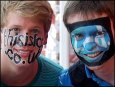 2011英國BBC:劍橋畢業生“賣臉還債”1