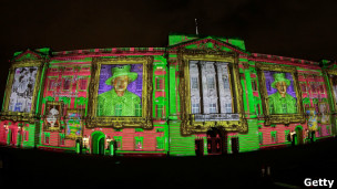 2012英國:20萬幅兒童自畫像,投影白金漢宮正墻1