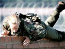 英媒:騰龍說事:軍管英國校園?!1