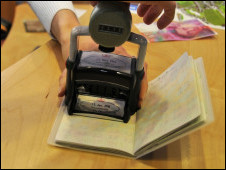 英媒2011:英數百所學院被禁招收海外生1