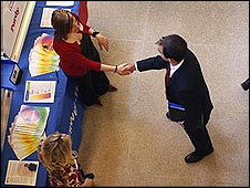 英國BBC:英國大學畢業生求職競爭加劇1