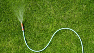 2012英國BBC:英國部分地區因干旱禁用移動水管1