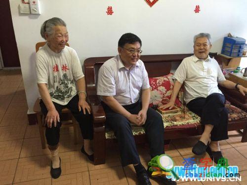 三峽大學黨委“七一”慰問老黨員1