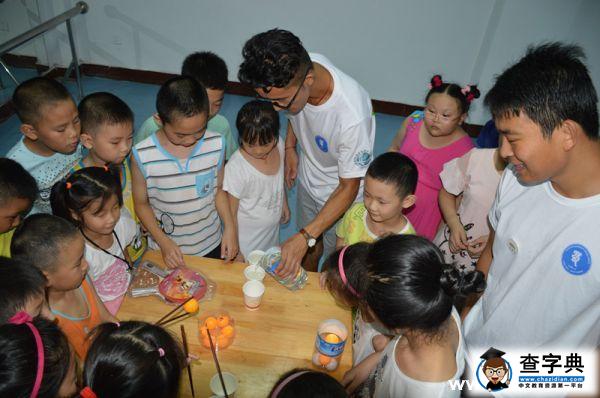 真情陪伴 大學生暑假與留守兒童在一起9