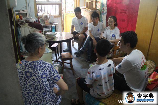 真情陪伴 大學生暑假與留守兒童在一起12