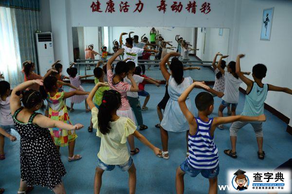 真情陪伴 大學生暑假與留守兒童在一起7