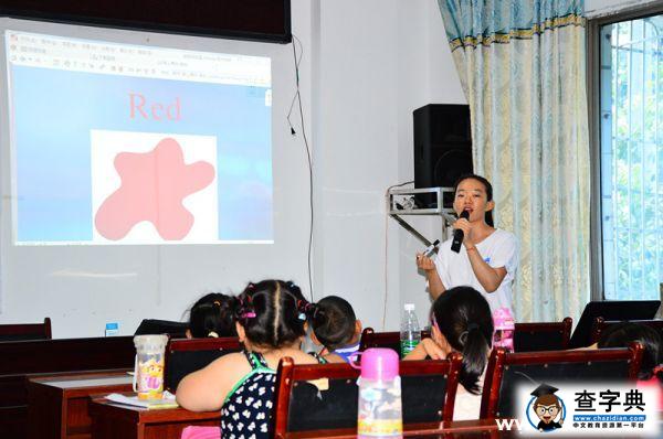 真情陪伴 大學生暑假與留守兒童在一起6