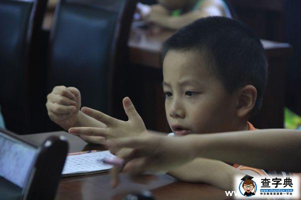 真情陪伴 大學生暑假與留守兒童在一起10