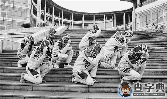 浙江農林大學師生把學校地圖“穿”在身上1