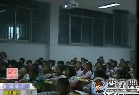 濟南一小學蝸居體育場看臺下4年 600多學生開燈上課1