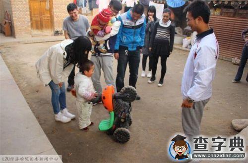 蘭州大學志愿者孝敬親老 關愛兒童2