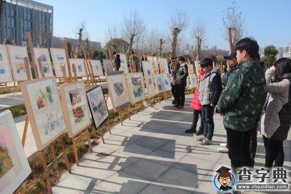 周口師院為學生辦畫展 五天售出四萬元1