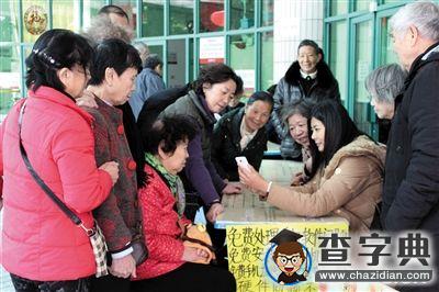 女大學生寒假擺攤免費修手機走紅1