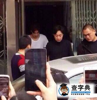 李易峰現身廣州 大擺剪刀手被指有點二3