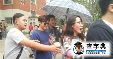 李易峰現身廣州 大擺剪刀手被指有點二2