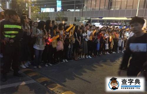 魏晨人氣爆棚 出席活動遭千人圍堵5