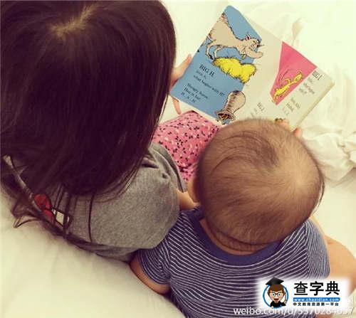 “奧利奧”坐滑梯初體驗 奧莉顯貼心姐姐范1