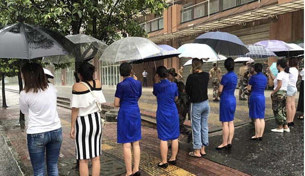 成都暴雨中老師排百米人墻打傘為學生護行,暖心之舉獲贊1