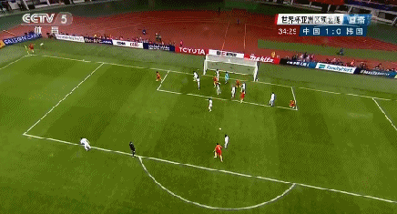 中韓長沙足球比賽 韓國球員惱羞成怒對國足球員下黑腳1