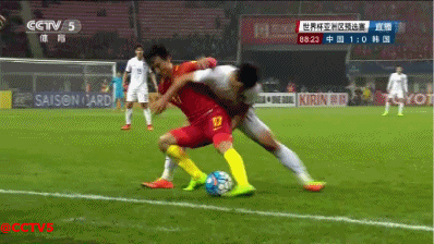 中韓長沙足球比賽 韓國球員惱羞成怒對國足球員下黑腳3