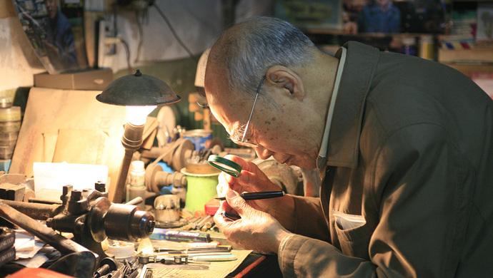 消失的老行當 | 京城最后的修筆匠,鬧市店鋪每天只開一個半小時1