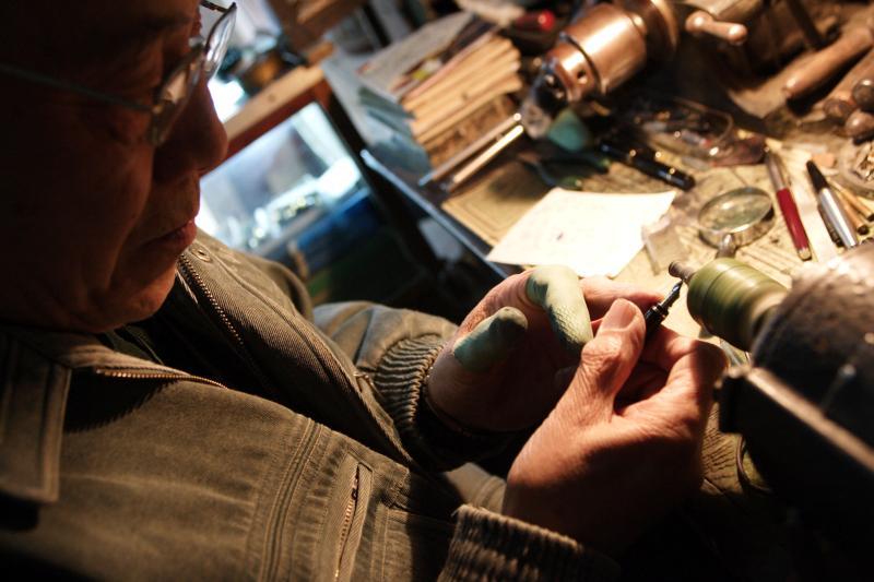 消失的老行當 | 京城最后的修筆匠,鬧市店鋪每天只開一個半小時4